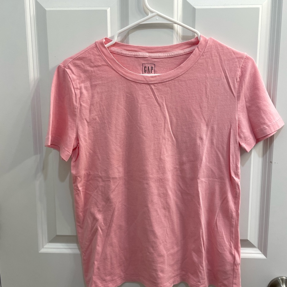 GAP pink t-shirt